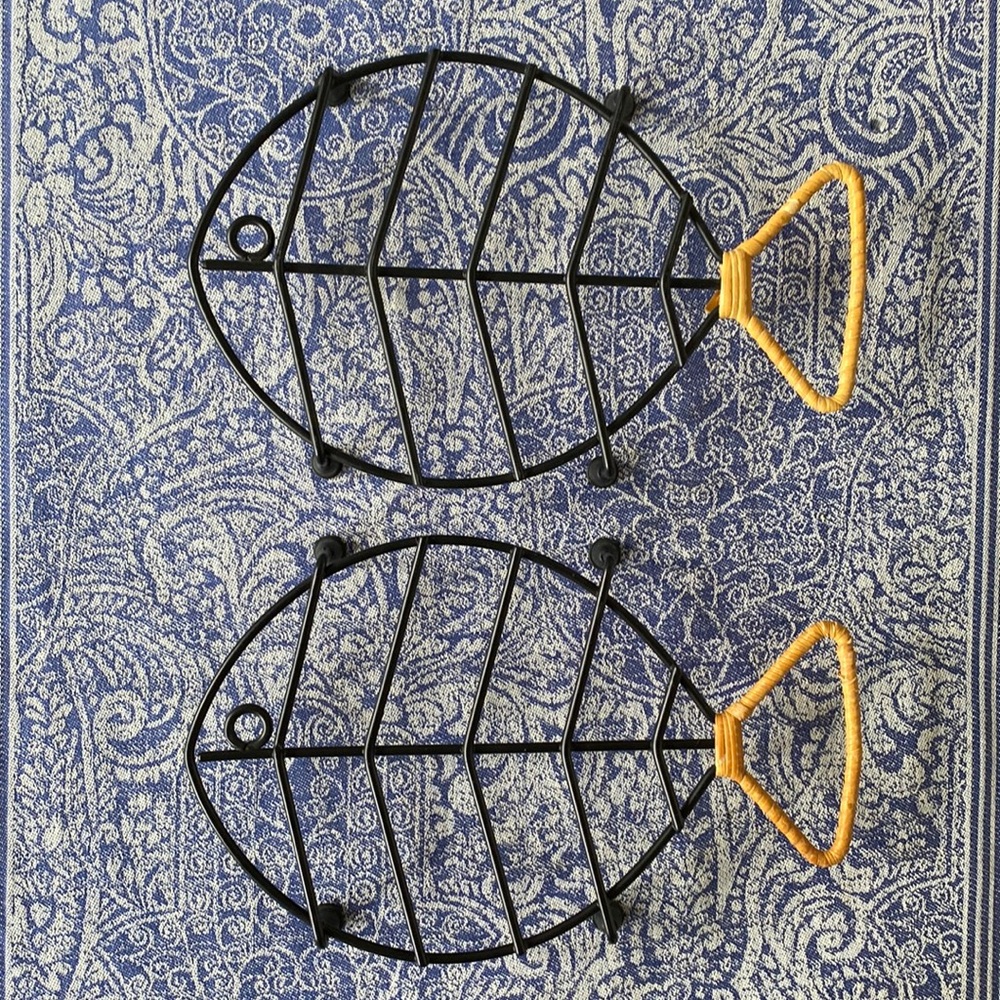Fish-shaped trivet, set of two